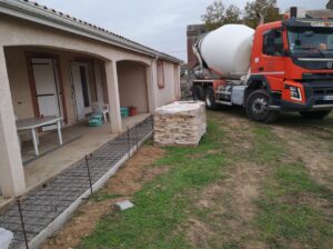 Arbor & Sens | Création d’une terrasse avec des dalles de pierre à Pins Justaret