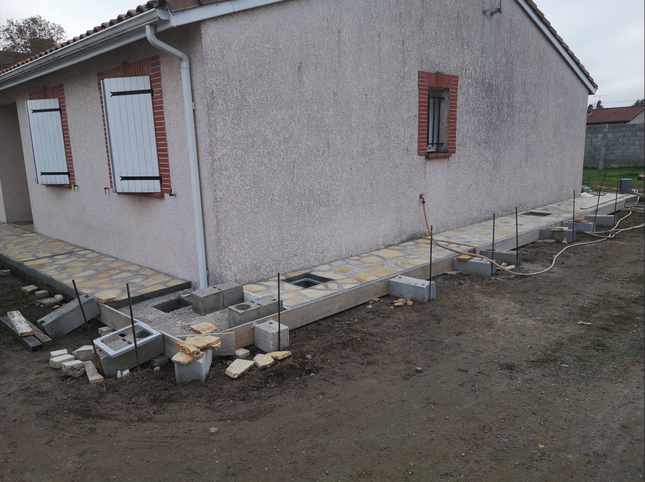 Arbor & Sens | Création d’une terrasse avec des dalles de pierre à Pins Justaret