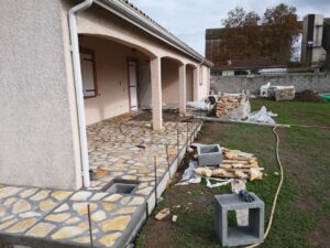 Arbor & Sens | Création d’une terrasse avec des dalles de pierre à Pins Justaret